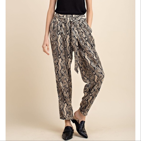 HIGH WAIST ANIMAL PRINTED PANTS WITH POCKETS AND WAIST BELT TIE - Picture 2 of 5